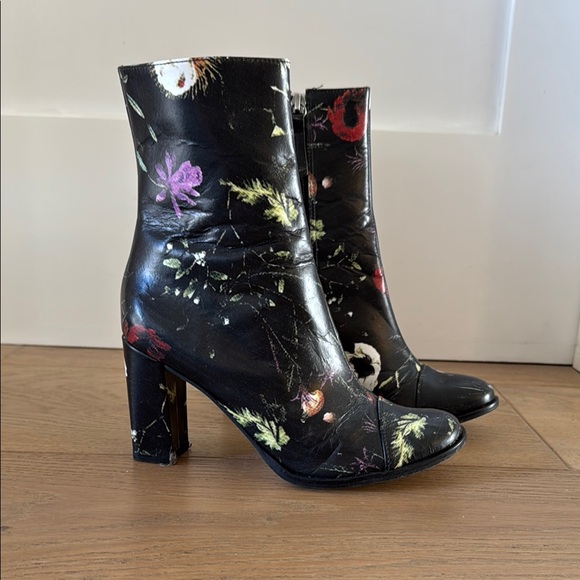 GRAFFITI- Women’s  Black Leather Floral Ankle Boots- Sz 7 - Picture 2 of 9